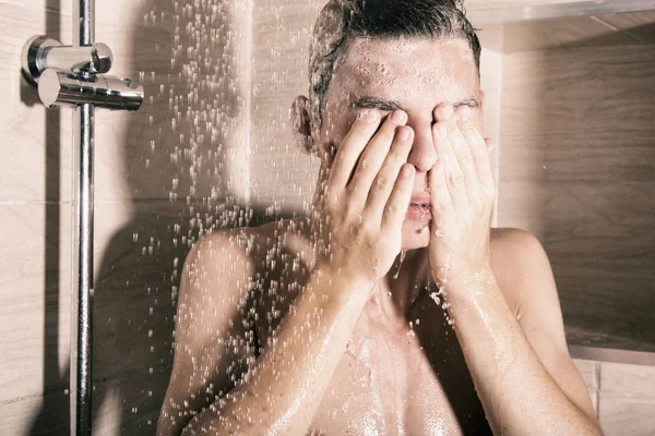 Der Kerl Wäscht Sich Der Dusche — Stockfoto