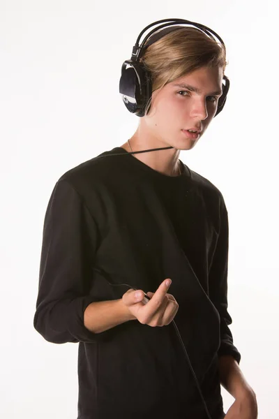 Fejhallgató Fiatal Vonzó Srác Zene Hallgatása — Stock Fotó