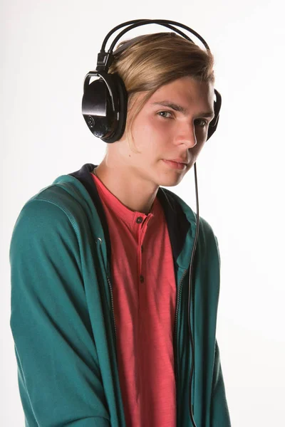 ヘッドフォン 音楽を聴く若い魅力的な男 — ストック写真