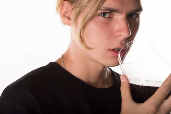 Ελκυστική Άντρας Πίνει Κόκκινο Κρασί — Φωτογραφία Αρχείου