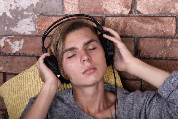 Ένας Φοιτητής Ακούει Μουσική Χαλάρωση Μετά Από Πανεπιστήμιο — Φωτογραφία Αρχείου