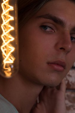 Genç, çekici bir adam. Seksi adam. 