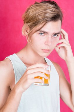 Yaz, adam ve pembe arka plan. Beyaz T-shirt.