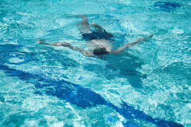 Adam su altında. Tatil ve tatil. Havuz içinde dalış.