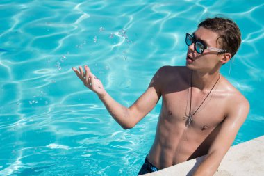 Genç, çekici bir adam. Yaz, gevşeme ve Havuzu.
