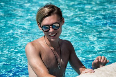 Genç, çekici bir adam. Yaz, gevşeme ve Havuzu.