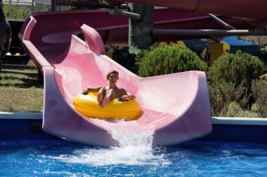 Aquapark. Mutlu adam slaytlar tepeden aşağı.