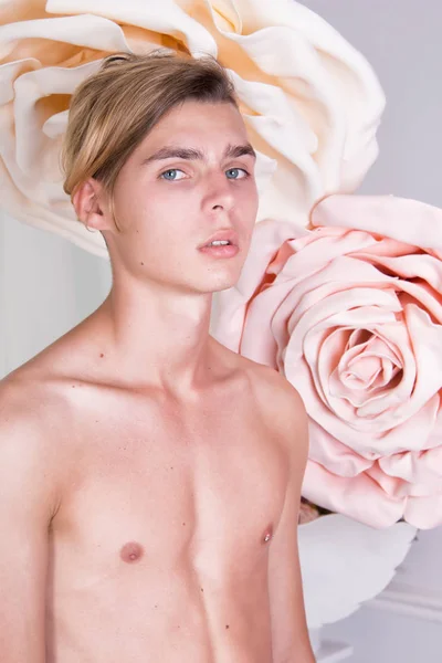 Mladý Atraktivní Kluk Růže Pozadí Elegantní Tvář — Stock fotografie
