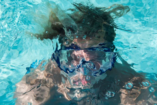 水の下で男 休暇と休日 朝食でのダイビング — ストック写真