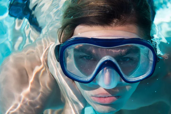 水の下で男 休暇と休日 朝食でのダイビング — ストック写真
