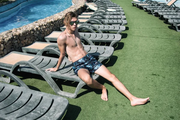 Sonnenbaden Sommer Und Ferien Junge Attraktive Guy Pool Rest — Stockfoto