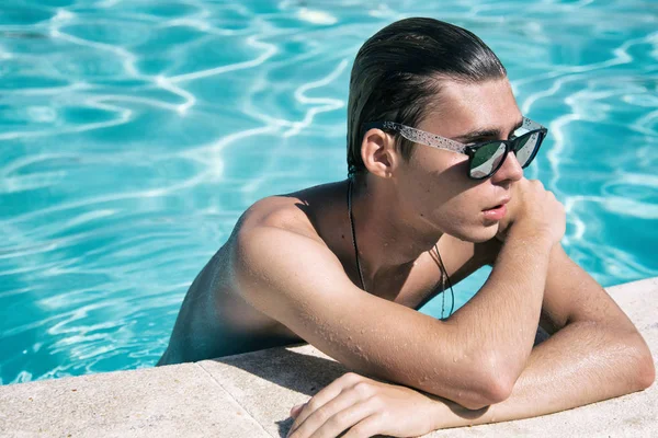Mladý Atraktivní Kluk Léto Odpočinek Bazén — Stock fotografie
