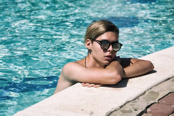 Ragazzo Giovane Attraente Estate Relax Piscina — Foto Stock