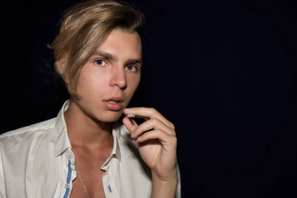 Ung Kille Röker Cigarett Dåliga Vanor Mörk Bakgrund — Stockfoto