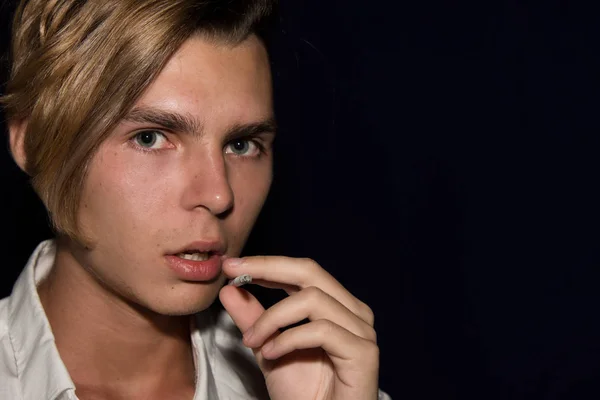 Ένας Νεαρός Άντρας Καπνίζει Ένα Τσιγάρο Κακές Συνήθειες Σκούρο Φόντο — Φωτογραφία Αρχείου