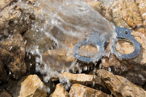 男性のための贈り物 Handcuffs Water ロック — ストック写真