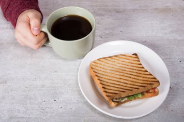 Kahvaltıda. Sandviç ve kahve. Pasta ve Sevgililer Günü.
