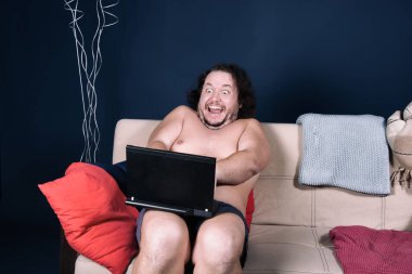 Komik şişman adam ve dizüstü bilgisayar.