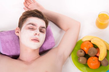 Erkek güzeli. Çekici bir adam ve spa. Beyaz arkaplan.