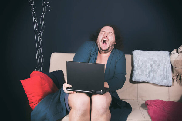 Смешной толстяк и ноутбук.