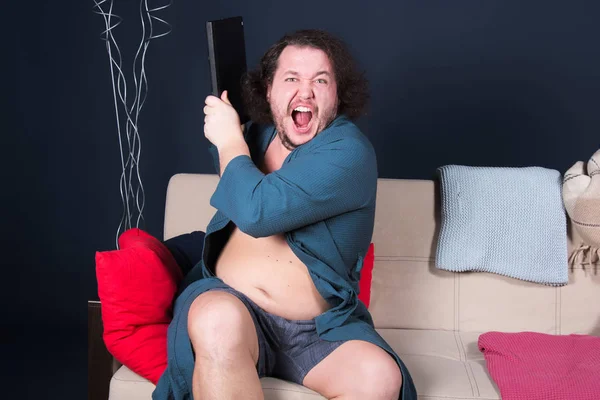 可笑的胖子和手提电脑 — 图库照片