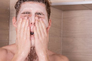 Erkek güzeli. Sivilce. Cilt sorunları.