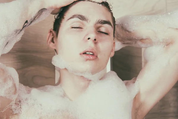 年轻性感的男人在洗澡 — 图库照片
