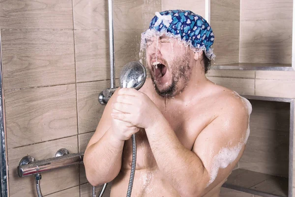 Engraçado Homem Gordo Canta Chuveiro — Fotografia de Stock