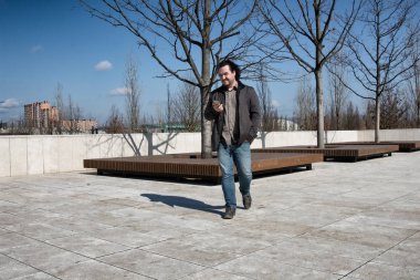 Parkta çalışan çekici bir işadamı..