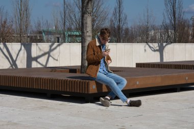 Genç öğrenci parkta dinleniyor..