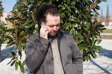 Parkta çalışan çekici bir işadamı..