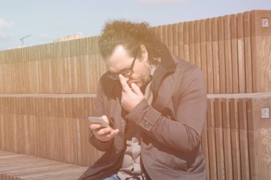 Parkta çalışan çekici bir işadamı..