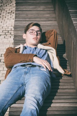 Genç öğrenci parkta dinleniyor..