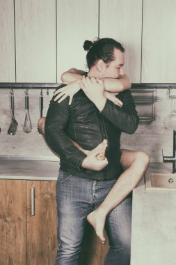 Aşk ve romantizm. Çekici bir çift. Seksi adam..