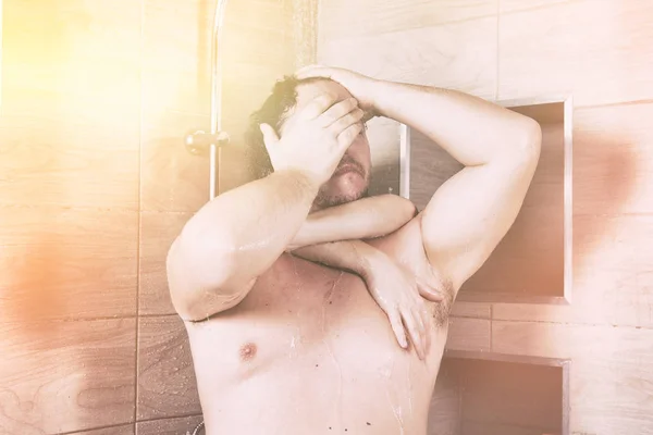 남자가 샤워를 — 스톡 사진