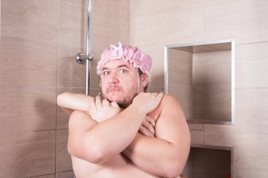 İki seksi erkek duşta yıkanıyor..