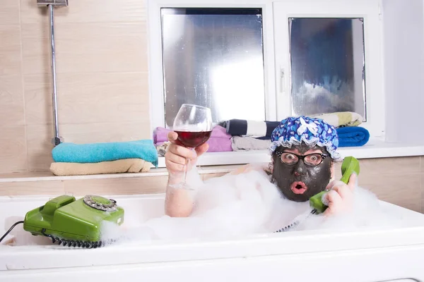 Grappige Dikke Man Badkamer Praten Aan Telefoon Het Drinken Van — Stockfoto