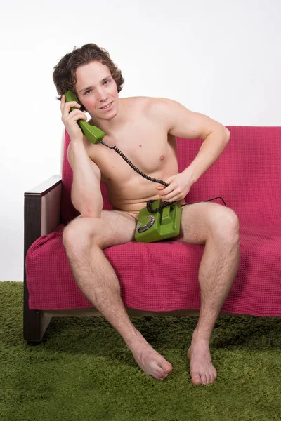 性感的年轻人在讲电话 — 图库照片