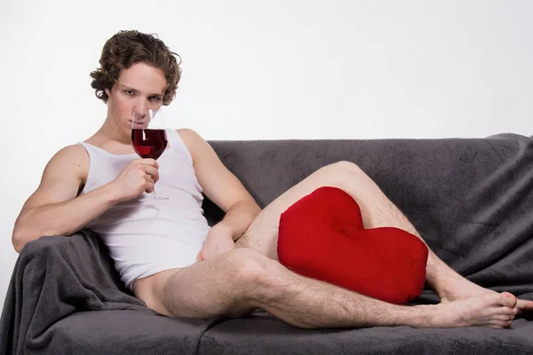 情人节 年轻性感的小伙子在沙发上休息 — 图库照片