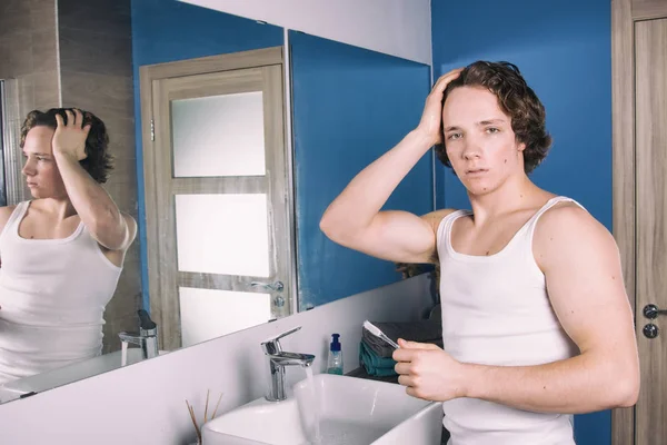 Cepillarse Los Dientes Chico Joven Atractivo Baño —  Fotos de Stock