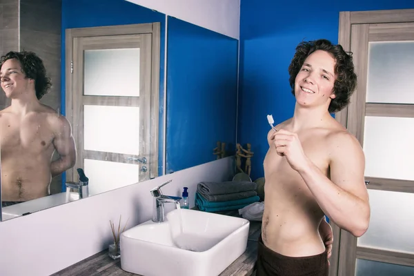 Πλύνε Δόντια Σου Νεαρός Ελκυστικός Άντρας Στο Μπάνιο — Φωτογραφία Αρχείου