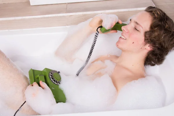 Divertente Giovane Ragazzo Con Telefono Bagno — Foto Stock
