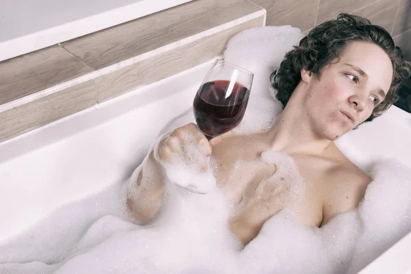 Sexy Cara Vinho Tinto Banho — Fotografia de Stock