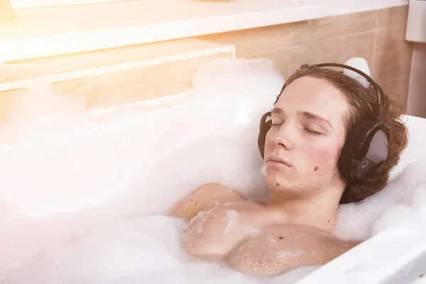 Cara Atraente Ouvir Música Banheiro — Fotografia de Stock