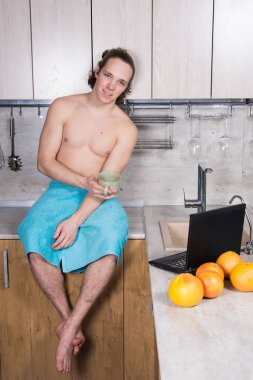 Kahvaltı ve seksi adam. Genç çekici adam..