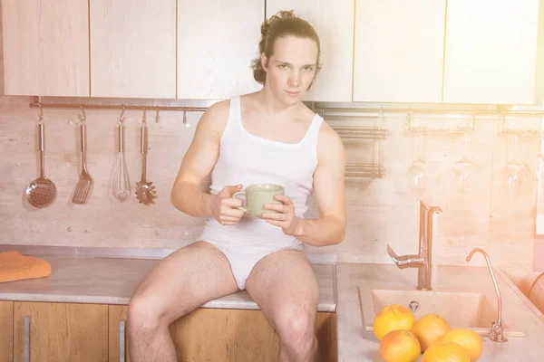 早餐和性感的家伙 年轻貌美的男人 — 图库照片