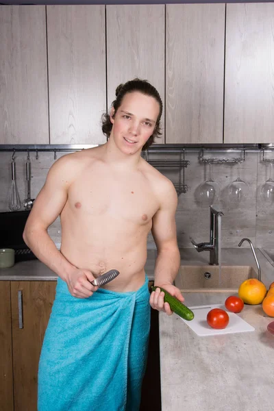 朝食とセクシーな男 若い魅力的な男 — ストック写真
