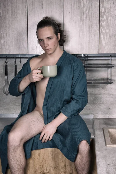 早餐和性感的家伙 年轻貌美的男人 — 图库照片