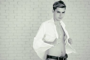 Seksi cazibeli adam. Güzellik ve özen.