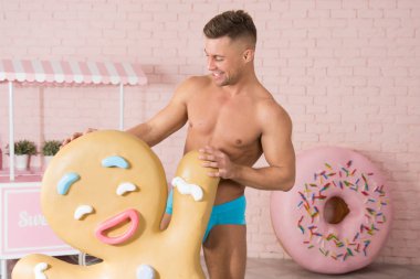 Seksi şeker adam. Çekici adam ve şeker.